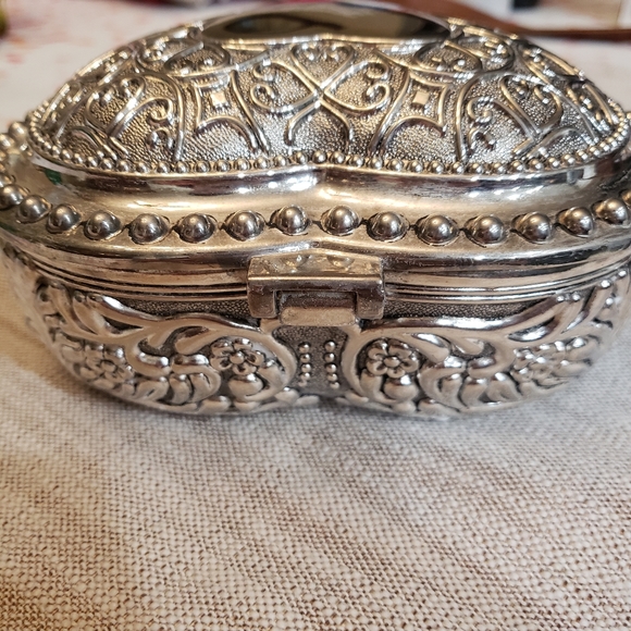 Vintage Metal Heart Shaped Jewelry Box - Picture 6 of 8